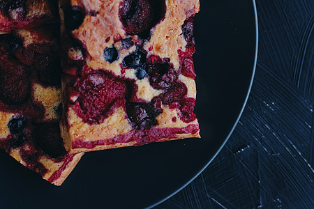 黑色盘子上的莓派 有有机成分的土生食品小吃早餐蛋糕糖果食物饮食美食桌子奶油甜点图片