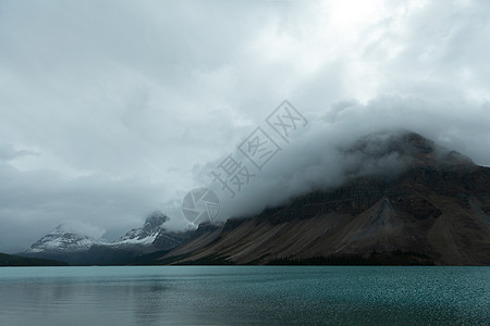 加拿大艾伯塔省鲍湖森林旅行荒野岩石薄雾风景冰川全景公园顶峰图片