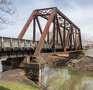 钢铁螺旋桥在德克斯溪摩根镇上 骑着自行车行走的足迹校园街道城市铁路建筑人行道樱花自行车道市中心晴天图片
