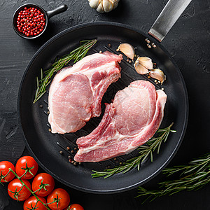猪肚肉新鲜菜片 配有供烤的油和香料以及用于在黑色黑板上做饭的食料 覆盖深黑板底顶楼方图片