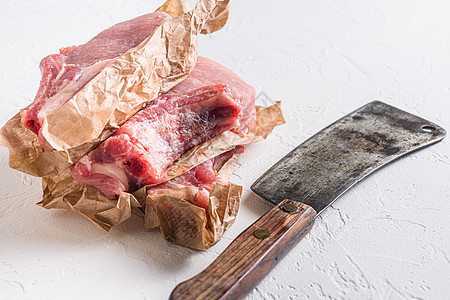 原生有机生物猪肉烤炉 侧视 白石底的肉肉屠宰刀图片