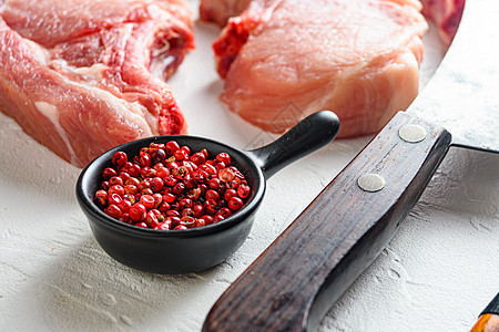 黑陶瓷碗中的玫瑰胡萝卜超过了Fresh有机生猪肉 这些肉是用于烤烤 烘烤或煎煮的 以及白面观烹饪的原料图片