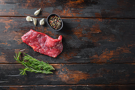 牛排和调味料 新鲜草药生肉 大理石牛肉 深木生锈背景 文字的顶端视图空间图片