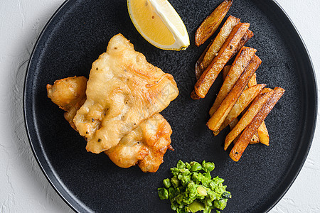 英国传统食物鱼和薯条 上面有豆子和柠檬片 特制细节图片