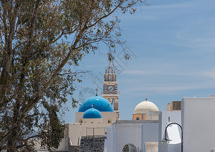 菲拉希腊东正教教堂的钟塔和穹顶图片