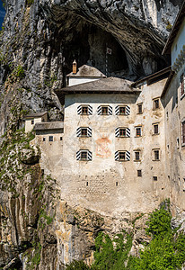 建在斯洛文尼亚一个洞穴中的柏德贾马城堡地标旅游吸引力早饭旅行据点建筑岩石历史性石头图片