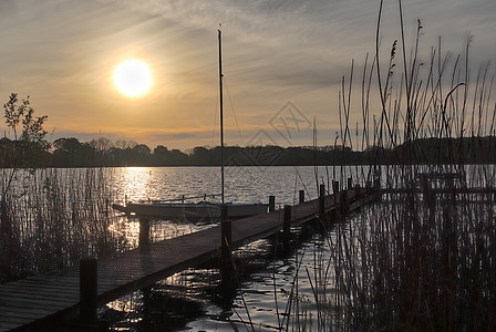 北欧一个小湖的美丽的日落风景北欧湖景全景湖区森林反射场景假期太阳天空码头图片