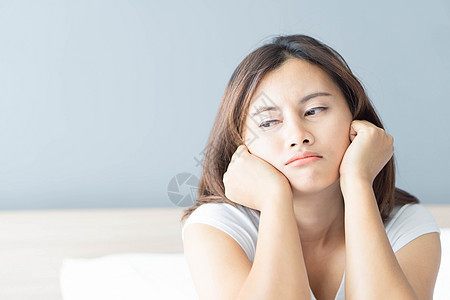 睡在卧室的闭合女人 与沮丧的感觉坐在床上失眠夫妻女性女孩压力悲伤思维图片