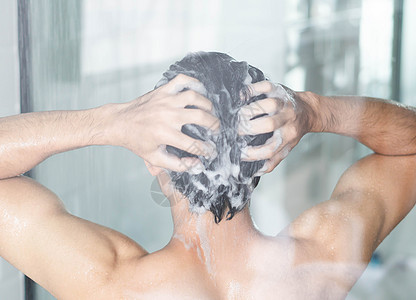 在洗手间里用洗发水洗头发的年轻人男人成人泡沫淋浴身体浴室白色健康卫生肥皂图片