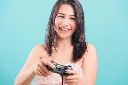 女人站着微笑的生活方式 玩游戏技术 她拥有快乐图片
