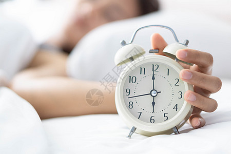 睡在床上和手持警报器时钟 T女性打扰愤怒时间警报枕头卧室压力女士休息图片