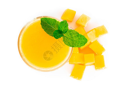 在白色背景上隔绝的芒果果果汁杯橙子热带黄色水果甜点绿色酸奶果汁茶点饮料图片