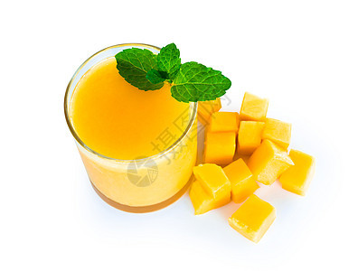 在白色背景上隔绝的芒果果果汁杯茶点饮食玻璃水果饮料甜点热带黄色橙子酸奶图片