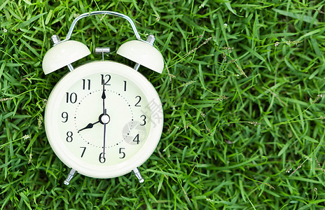 清新绿色背景的闹钟时钟 早上放松时间唤醒商业小时金属模拟手表古董数字倒数圆圈图片