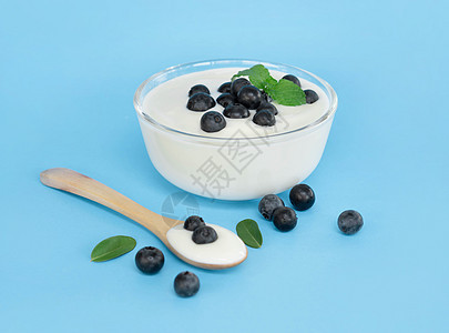 近身酸奶加新鲜蓝莓水果 在玻璃碗上饮食营养甜点牛奶小吃食物奶油早餐蓝色浆果图片