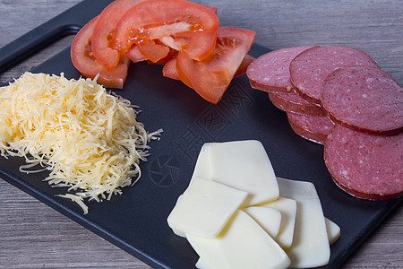 番茄 香肠和芝士 在切肉板上蔬菜熏肉红色餐厅午餐食谱烹饪食物小吃厨房图片