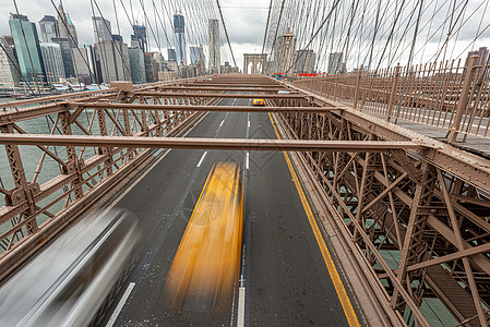 纽约历史布鲁克林桥上的计程车 长期曝光摄影图片
