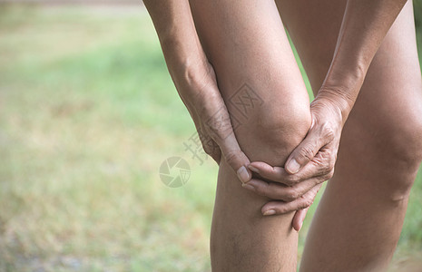 女的腿伤很重 腿痛得要命药品膝盖医疗肌肉身体伤害运动赛跑者成人痛苦图片