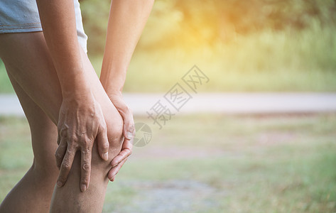 女的腿伤很重 腿痛得要命药品成人肌肉扭伤男性运动按摩膝盖黑色痛苦图片