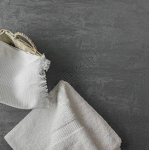 灰色背景上的一条毛巾卫生折叠纤维浴室餐巾棉布洗衣店家庭身体化妆品图片
