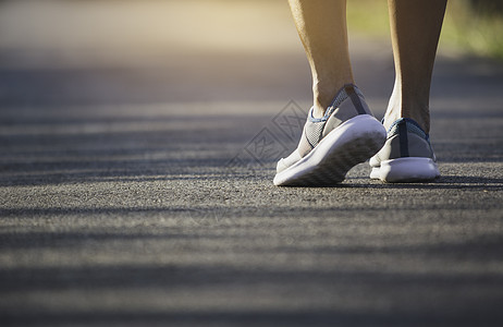 女的早上走来温暖身体 慢跑一圈运动员跑步女孩女性训练街道活力运动装活动运动图片