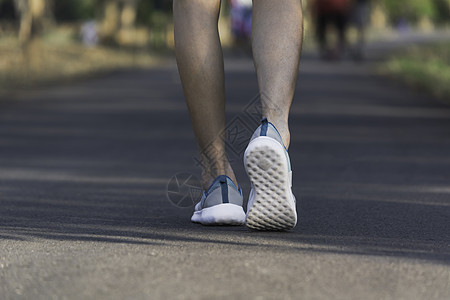 女的早上走来温暖身体 慢跑一圈运动装公园成人女孩运动训练活动街道跑步速度图片