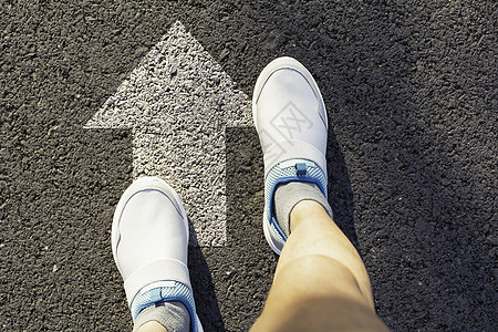 穿着白鞋的男人的顶端视野 选择了一种以w为标志的方式箭头红色职业街道远足蓝色商业地面旅游旅行图片