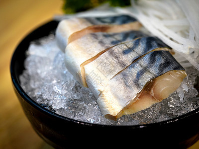 日本烹饪 - 特写在冰面上供餐图片