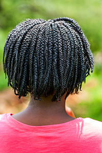 非洲女人看着非洲女孩的毛发围成一团背景