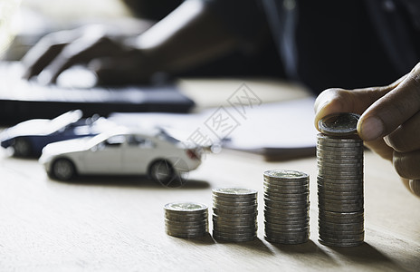 汽车保险和汽车服务以及堆叠硬币的汽车服务财富车辆安全现金保险金融经济成功代理人棕榈图片