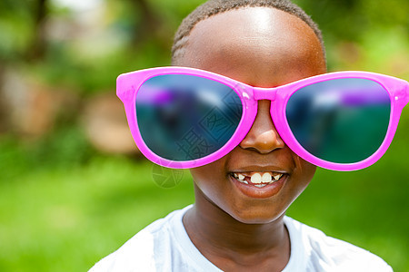 戴超大太阳眼镜的非洲男孩图片