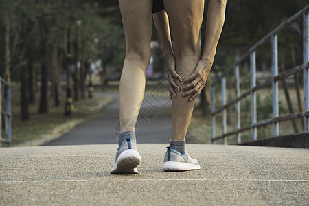 女的腿伤很重 腿痛得要命女性女士膝盖按摩药品跑步扭伤慢跑者治疗伤害图片