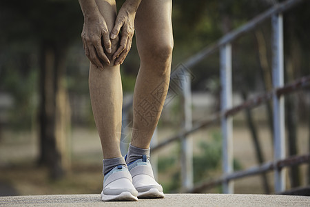女的腿伤很重 腿痛得要命锻炼成人赛跑者女性扭伤身体肌肉药品运动员男性图片