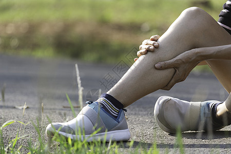 女人的腿伤得很重 腿痛 身体和身体都不好女士慢跑者伤害女性男性赛跑者训练痛苦运动锻炼图片