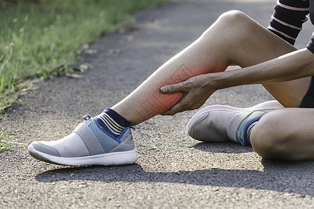 女人的腿伤得很重 腿痛 身体和身体都不好女性药品跑步训练运动员扭伤膝盖痛苦慢跑者运动图片