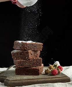 折叠成堆的方形烤巧克力蛋糕饼切片厨房苍蝇饼干傻事甜点巧克力烹饪美食糕点粉末图片