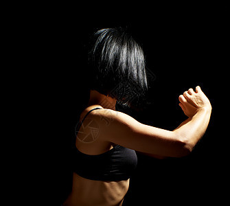 身穿黑色胸罩的运动女神的身体训练力量运动装女士健身房成人肌肉躯干运动员工作室图片