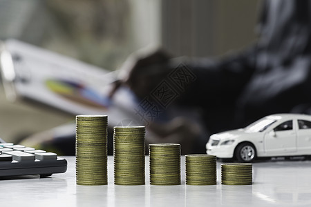 汽车保险和汽车服务 一线图 内有一堆硬币a作坊现金经济创造力财富棕榈代理人货币注意力保险背景图片