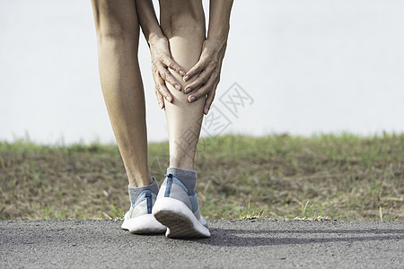 女人的腿伤得很重 腿痛 身体和身体都不好赛跑者女士女性痛苦肌肉男性慢跑者伤害治疗按摩图片