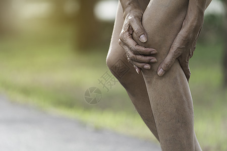 女人的腿伤得很重 腿痛 身体和身体都不好女性男性慢跑者痛苦伤害跑步按摩运动员女士运动图片