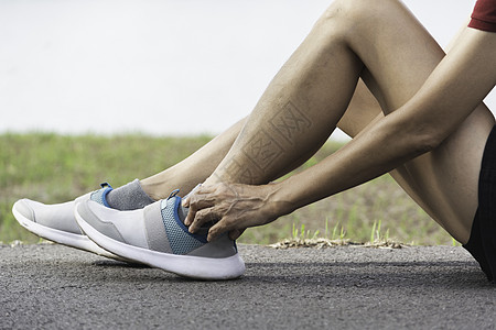 女人的腿伤得很重 腿痛 身体和身体都不好跑步运动员慢跑者运动药品肌肉锻炼膝盖扭伤训练图片