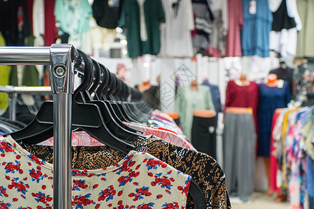 妇女服装店裙子市场衣架精品销售购物中心服饰织物收藏零售图片
