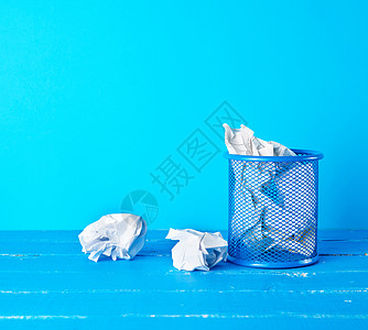 装满碎纸白纸的蓝色金属桶垃圾桶工作室床单浪费文档篮子白色办公室回收垃圾图片