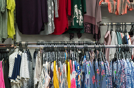 妇女服装店纺织品裙子收藏衣架店铺服饰零售市场织物销售图片