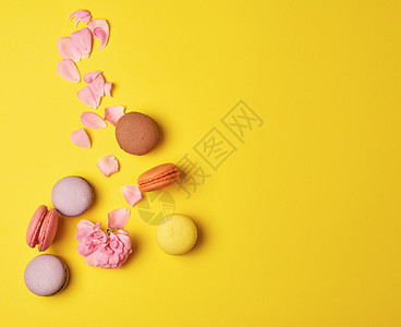 多色的加奶油的玉子和带有斜杖的粉红玫瑰芽蛋糕食物糖果小吃烹饪玫瑰圆圈美食甜点杏仁图片
