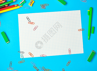 笔记本 木色铅笔 帕皮的白方纸桌子绘画蜡笔蓝色软垫橡皮教育班级笔记文档背景图片