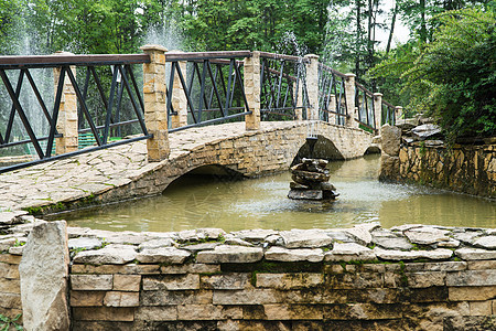 古石喷泉行人旅行瀑布植物花园建筑学旅游石头天桥岩石图片