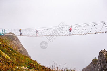 俄罗斯Rosa Khutor山顶的绳桥 位于俄罗斯罗萨Khutor山顶绳索悬崖山脉岩石鸟瞰图旅行植物高度游客深渊图片