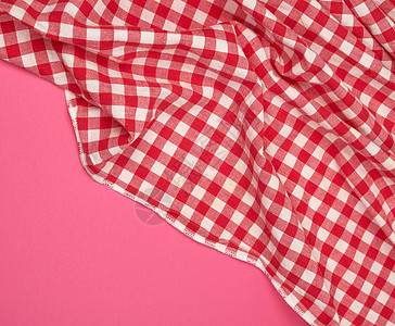 粉红色背景上的白色红色方格厨房毛巾桌子装饰餐巾正方形检查餐巾纸织物折叠毯子纺织品图片