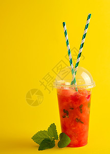 从一个塑料杯中成熟的红西瓜薄荷饮食玻璃甜点派对食物营养饮料稻草浆果图片
